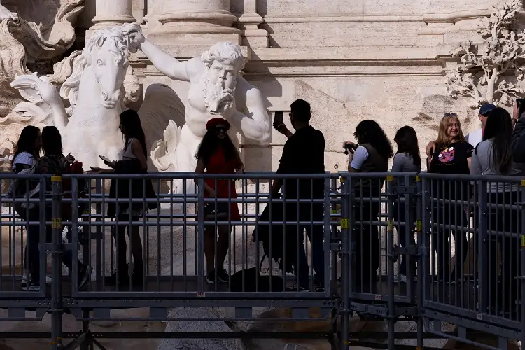 Bridge offers unique view of Rome&#8217;s Trevi fountain during conservation work