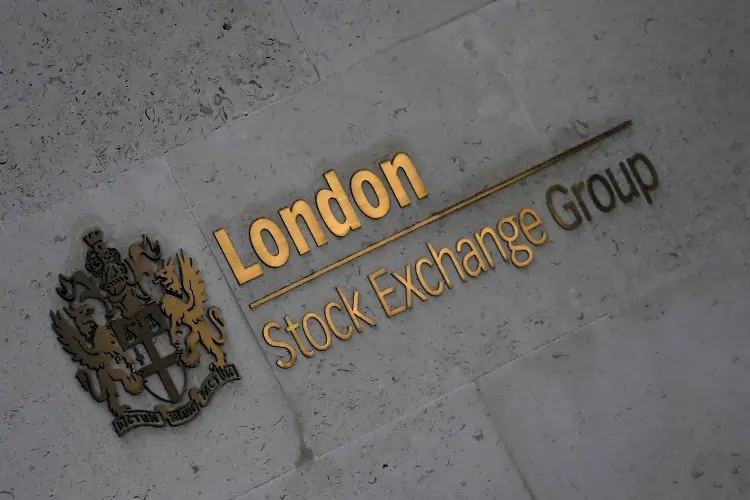 London&#8217;s FTSE 100 falls in thin trading after best week in December