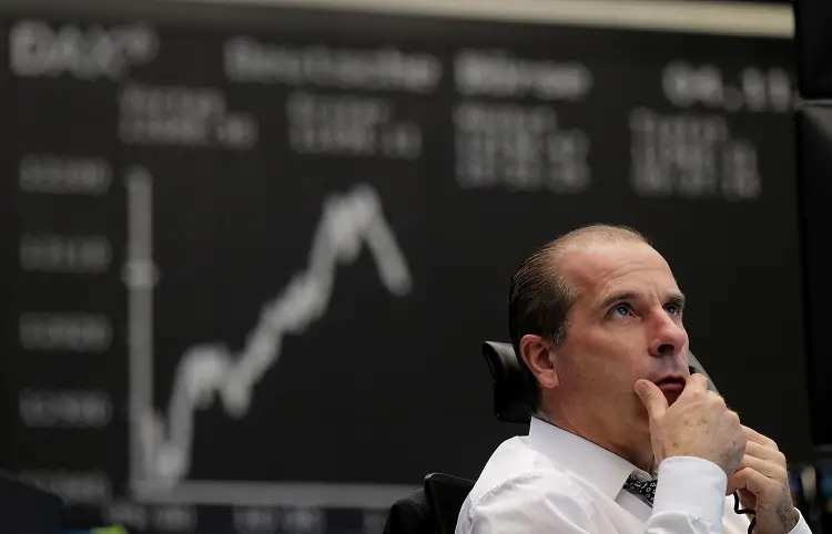 European shares fall as healthcare, financials weigh