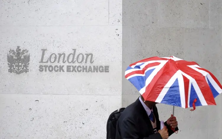 UK&#8217;s FTSE 100 extends winning streak as energy stocks climb