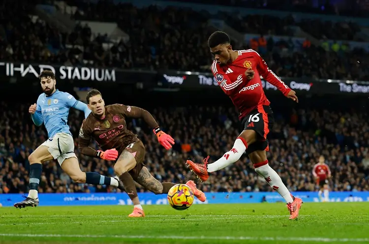 Soccer-Manchester United&#8217;s Diallo snatches derby victory at stunned City