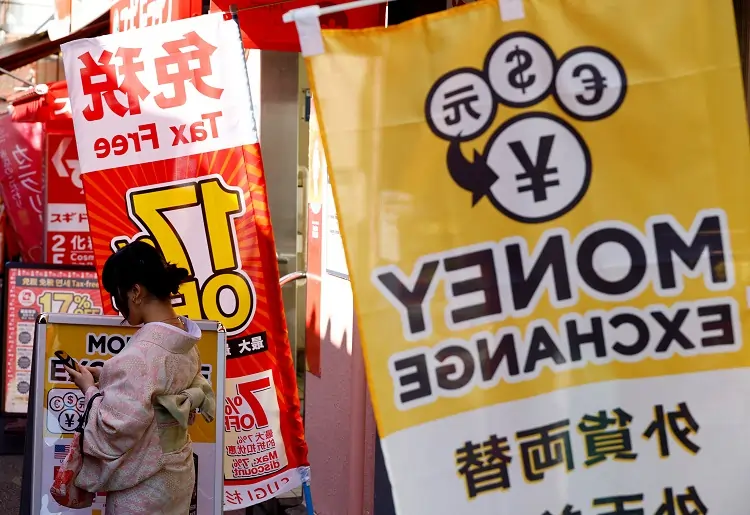 Yen hovers near 5-month low as BOJ&#8217;s cautious stance weighs