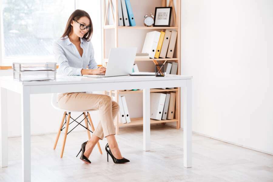 Workers resist shift to hot desks by placing personal items on workspaces, says new research