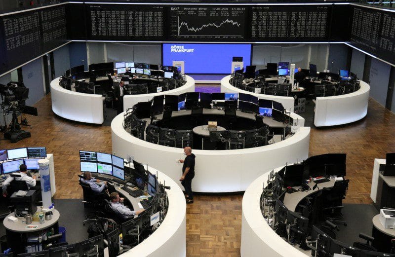 European stocks extend record rally on lift from insurers, M&#038;A activity