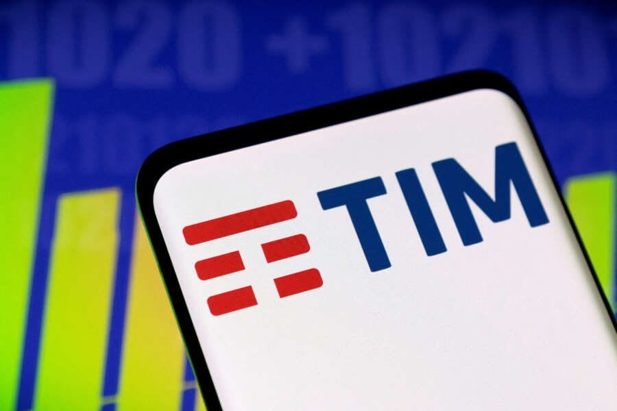 KKR prepares binding bid for Telecom Itali a&#8217;s grid as deadline looms