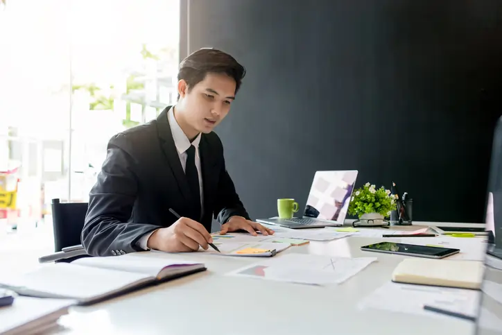 What does a wealth manager do?
