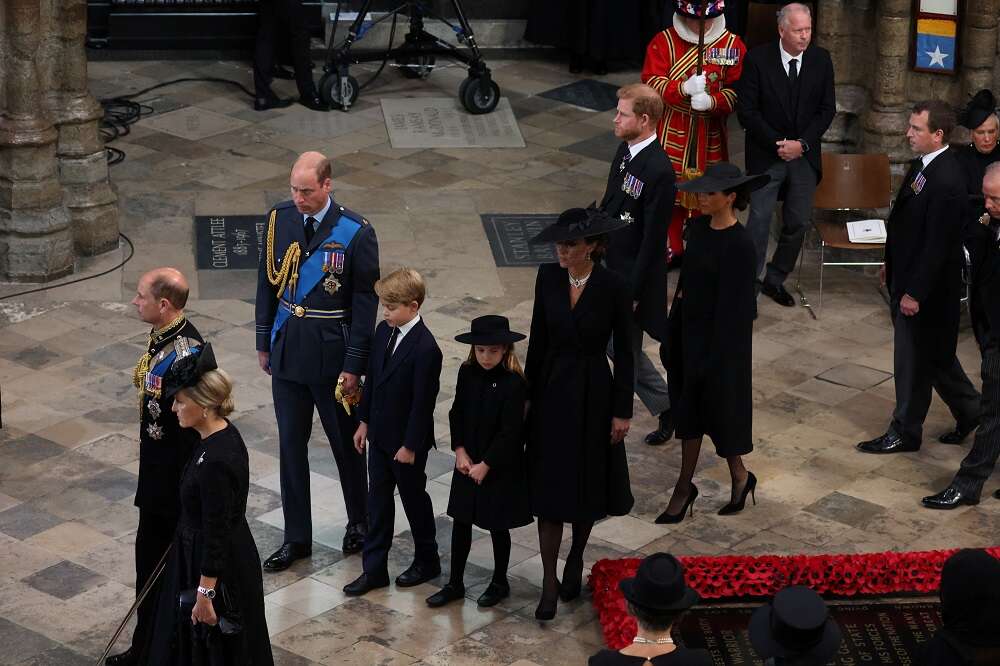 Royals&#8217; grief for queen shows through ceremonial pageantry