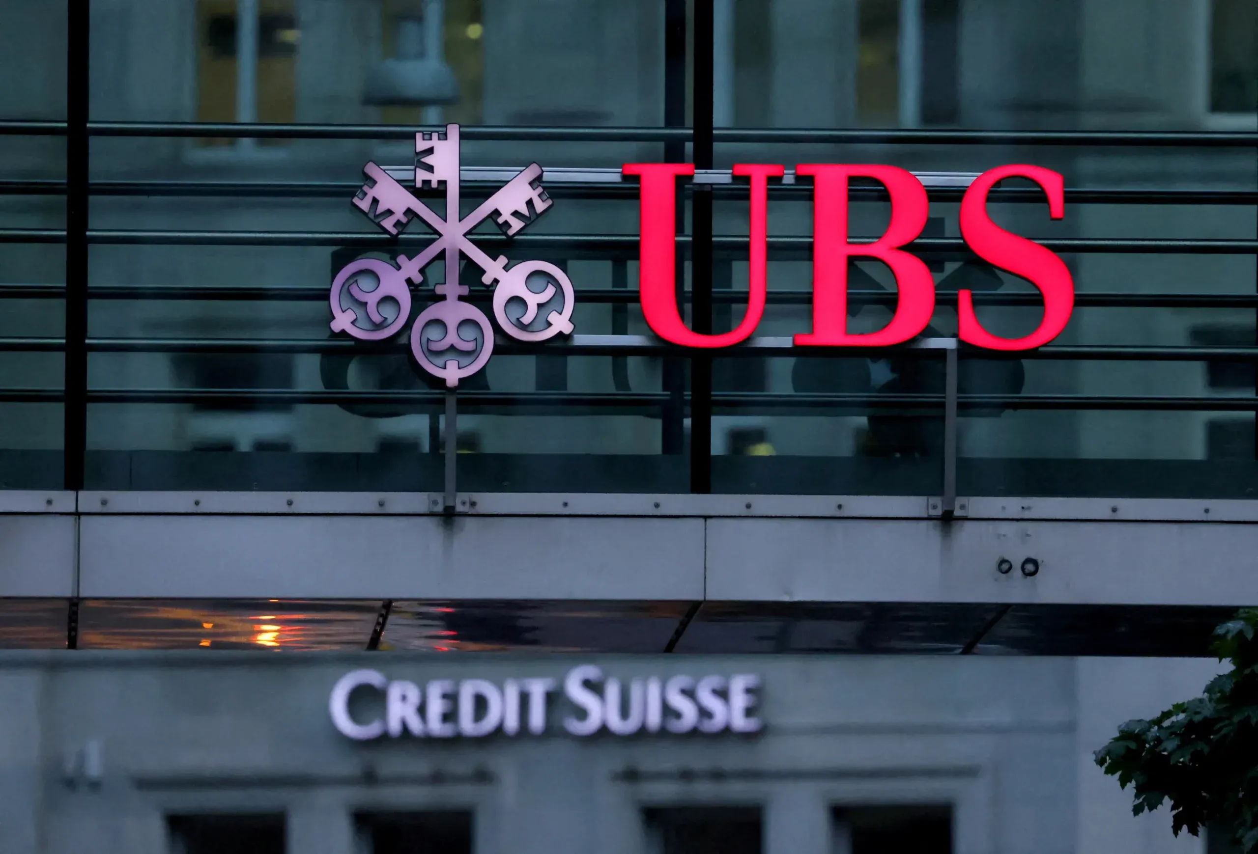 UBS&#8217;s rescue of Credit Suisse has created new risks for Switzerland, OECD says