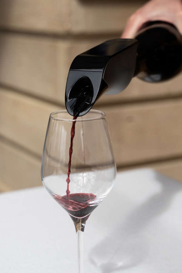 The AI-powered wine aerator that solves the headache of decanting – in an instant!