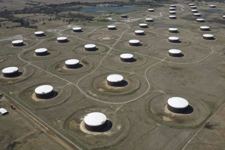 Oil climbs on growing fears of conflict over Ukraine