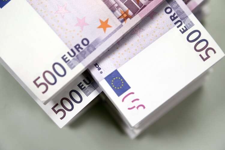 Analysis-Euro peers over the cliff at dollar parity as recession looms