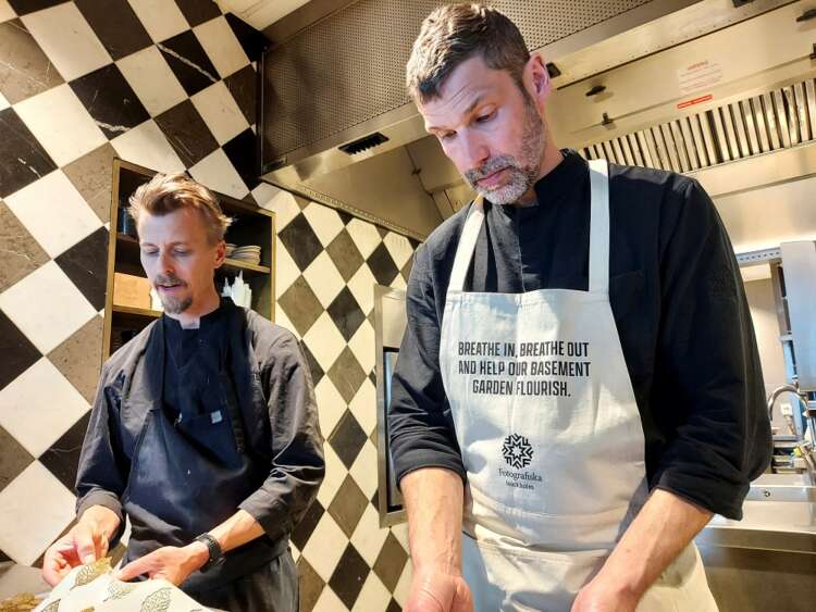 H&#038;M-backed project pilots CO2-capturing aprons at Stockholm restaurant