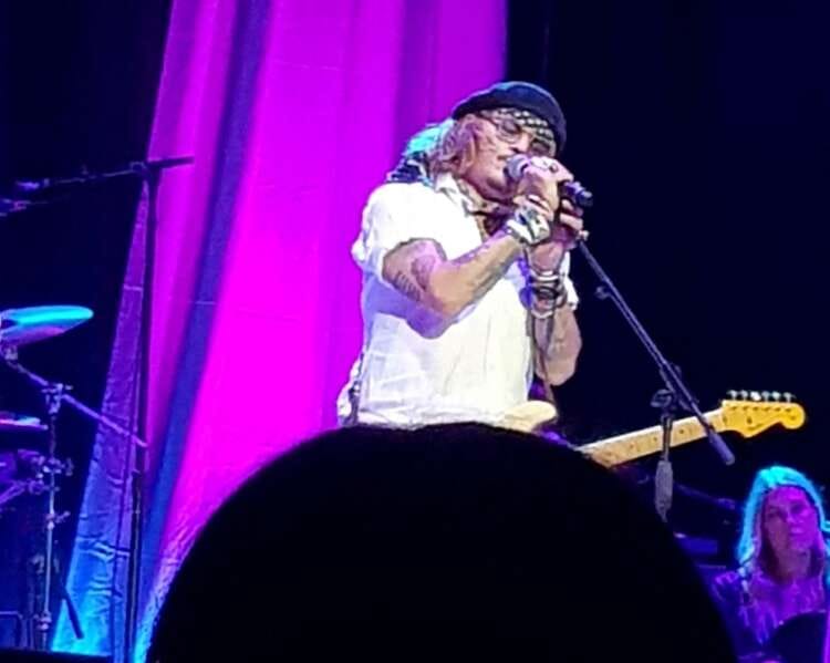 Johnny Depp, awaiting verdict, turns up on stage with Jeff Beck in England
