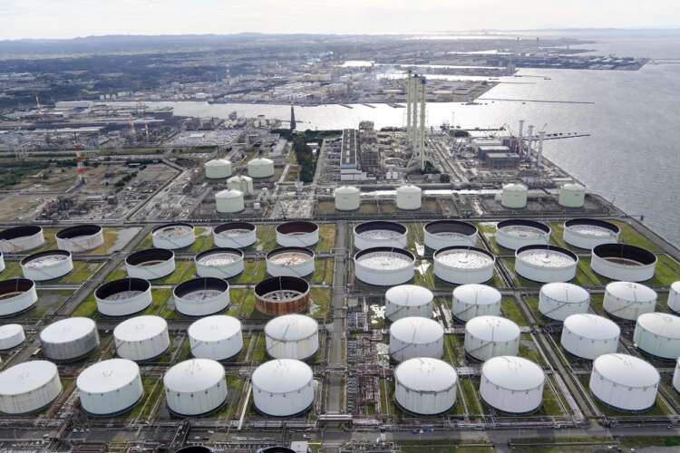Oil rises on Saudi oil production expectations