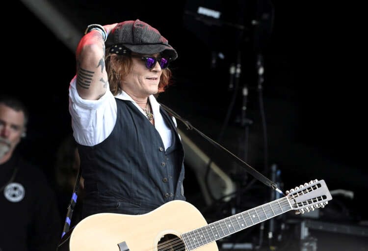Johnny Depp makes surprise appearance at MTV&#8217;s Video Music Awards