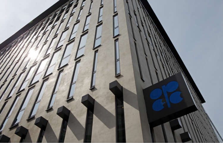Oil rises on prospect of OPEC supply cut, demand growth