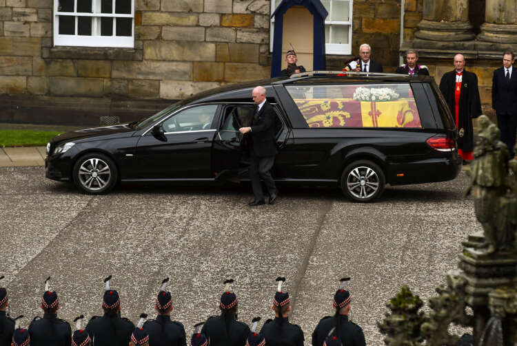 King Charles to fly to Scotland to join sombre procession of queen&#8217;s coffin