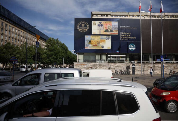 Polish central bank holds rates, points to slowdown ahead