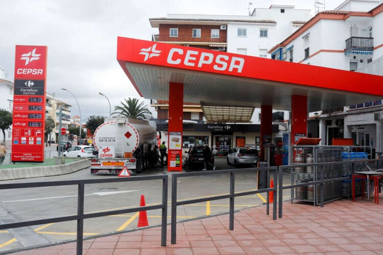 Spain&#8217;s Cepsa signs green hydrogen shipping deal with Rotterdam port