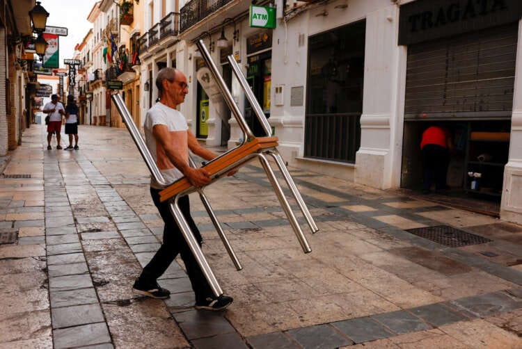 Spain&#8217;s labour market resilient as unemployment drops in Nov