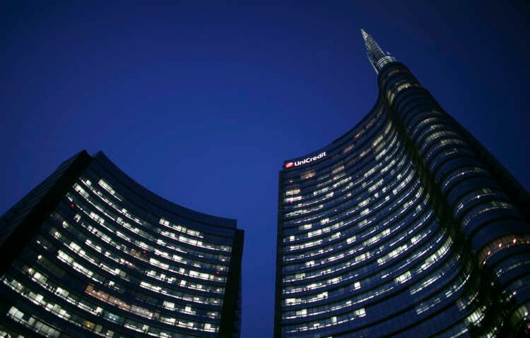 UniCredit to pay bonus, replace 850 older branch staff in Italy