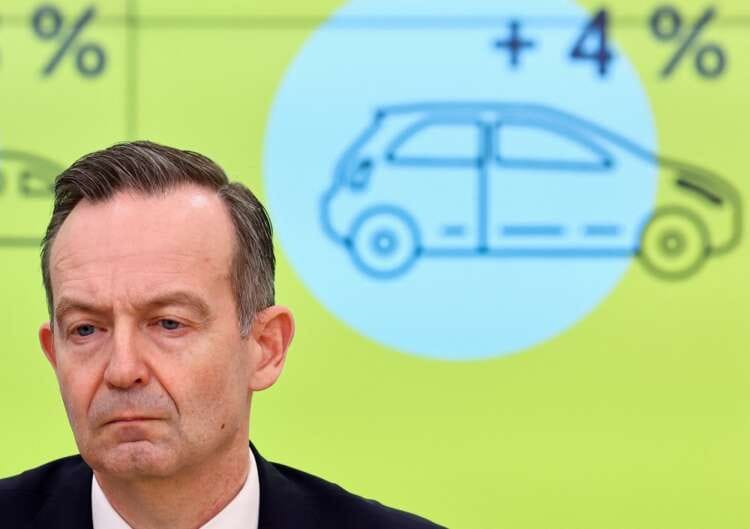 German minister says &#8216;on right track&#8217; to solving CO2-emitting car row