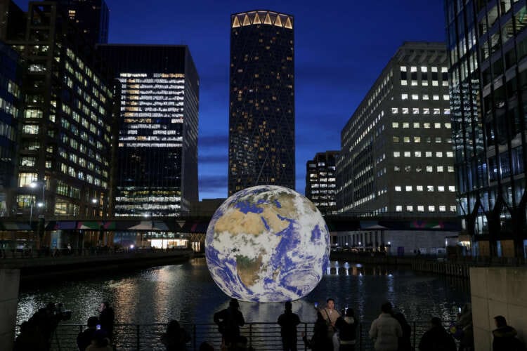 Britain seeks to boost banking services from fintechs