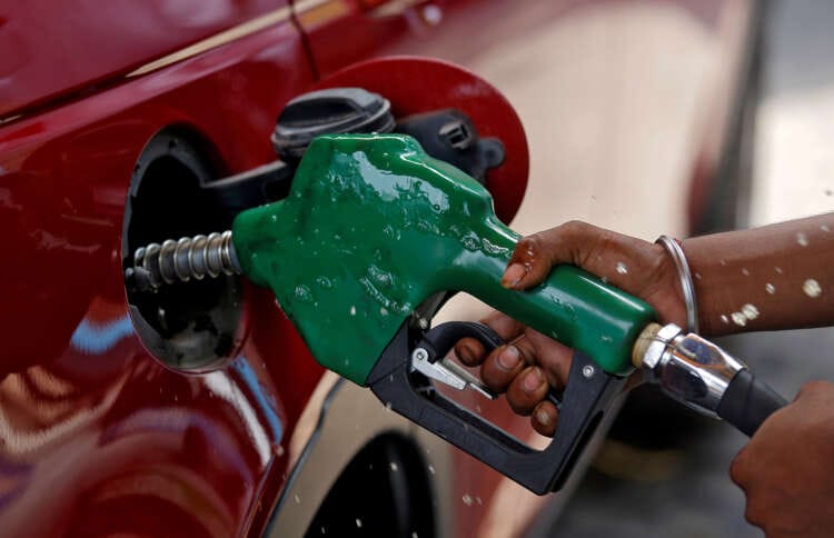 Oil dips as potential Fed rate hike overshadows falling stocks