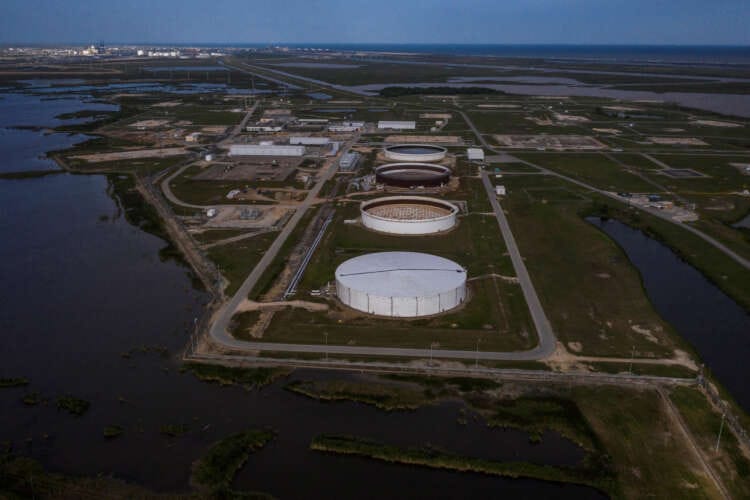 Oil slumps 5% to five-week low amid US debt default fears