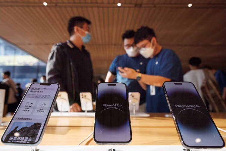 Apple opens store on China&#8217;s WeChat platform