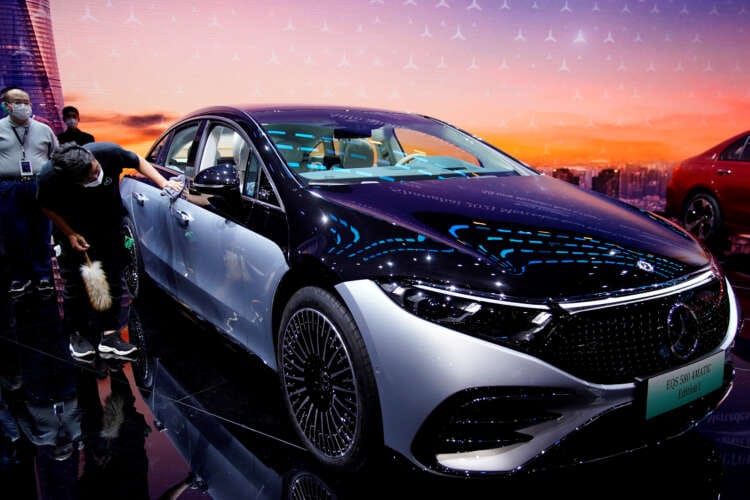 Mercedes-Benz says better supplies boost orders, economy still weighs