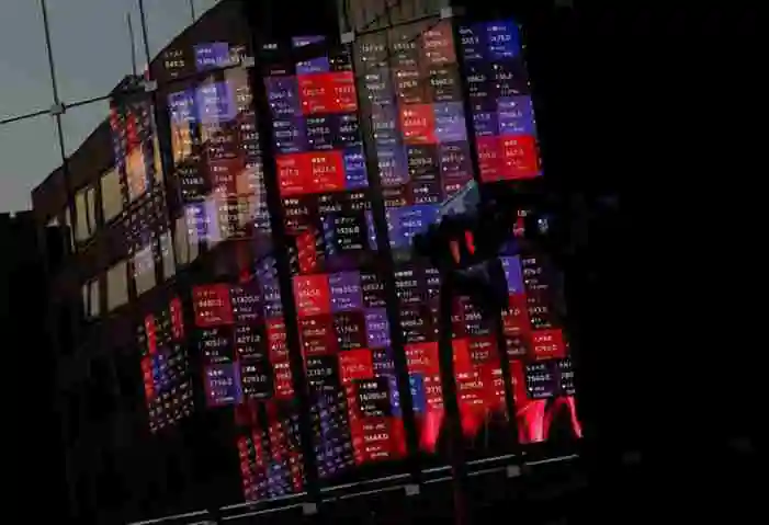 Asian stocks steady, Japan, China central banks interrupt dollar&#8217;s ascent