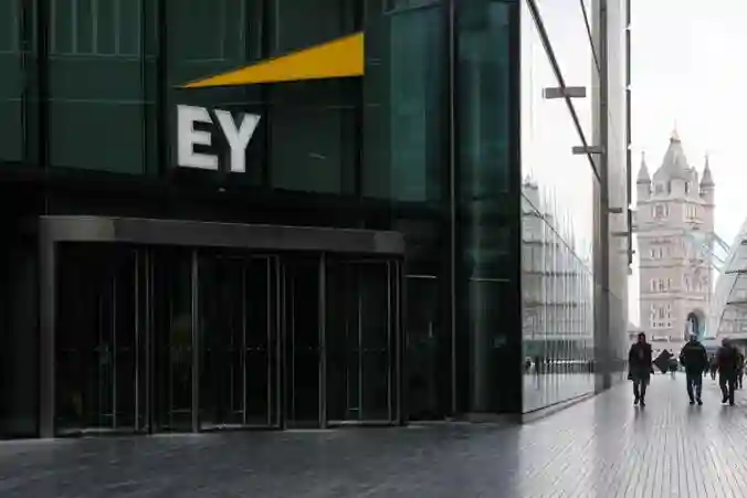 EY to create 1,000 jobs in N. Ireland, kicking off investment conference
