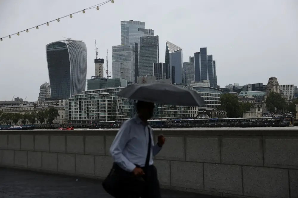 Analysis-Job cuts, lean bonuses loom over Europe&#8217;s bankers in 2024