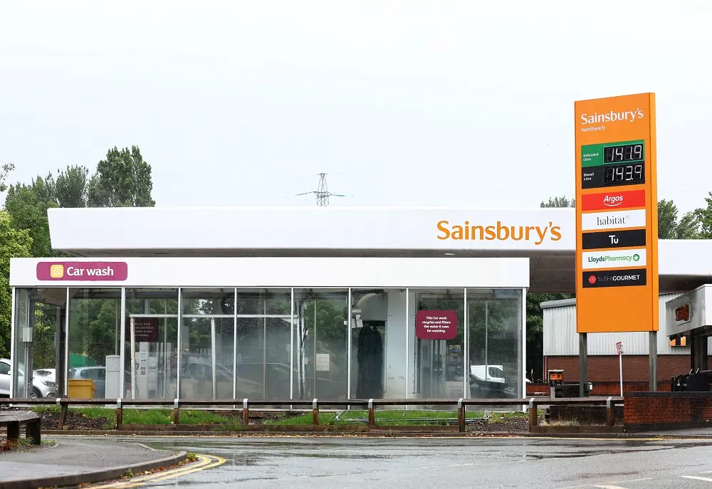 Sainsbury&#8217;s bumper Christmas for food offset by weakness elsewhere