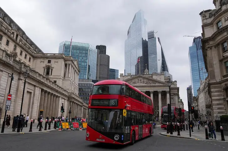 Services&#8217; grip on UK economy tightens as manufacturing share ebbs further