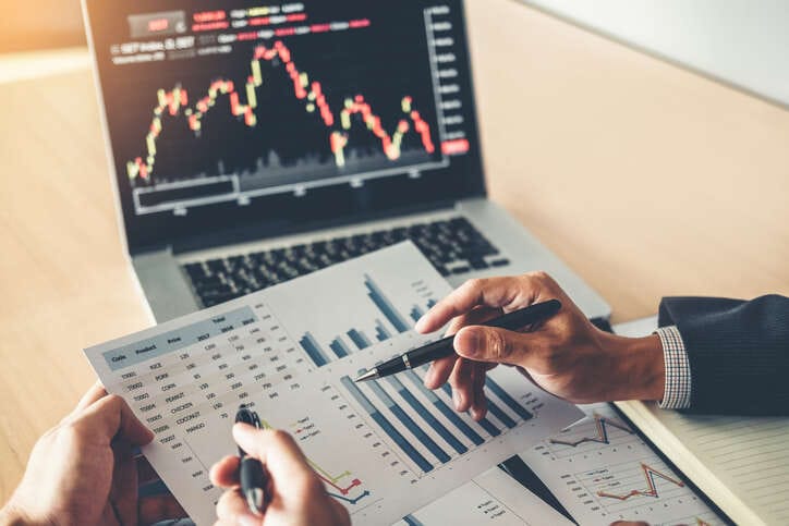 Comparing Growth and Value Investing