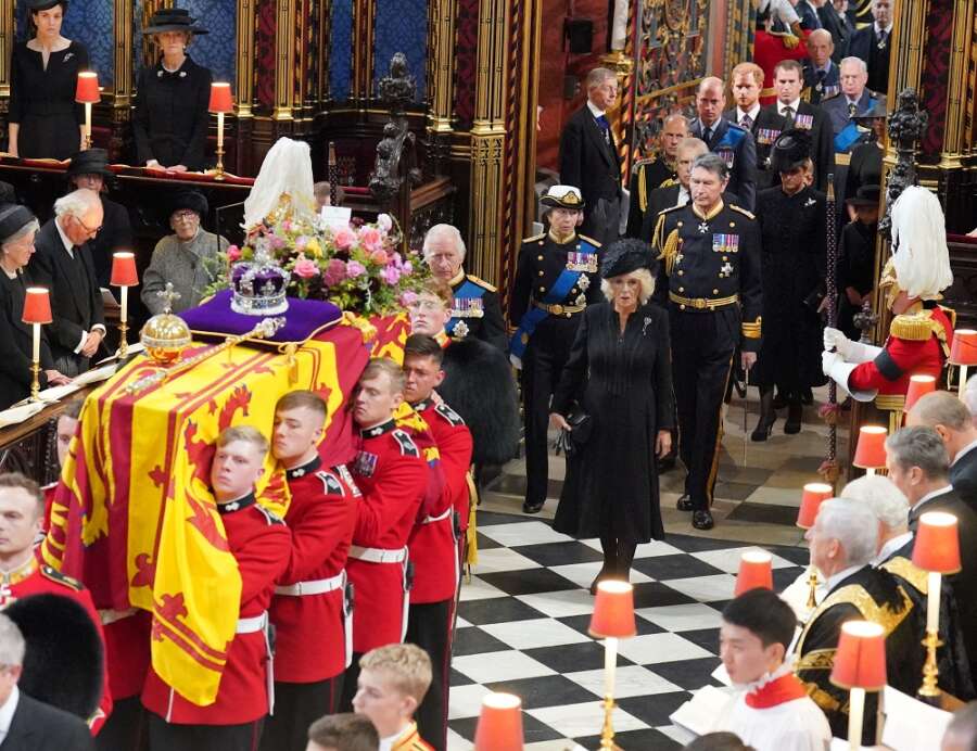 Royals&#8217; grief for queen shows through ceremonial pageantry