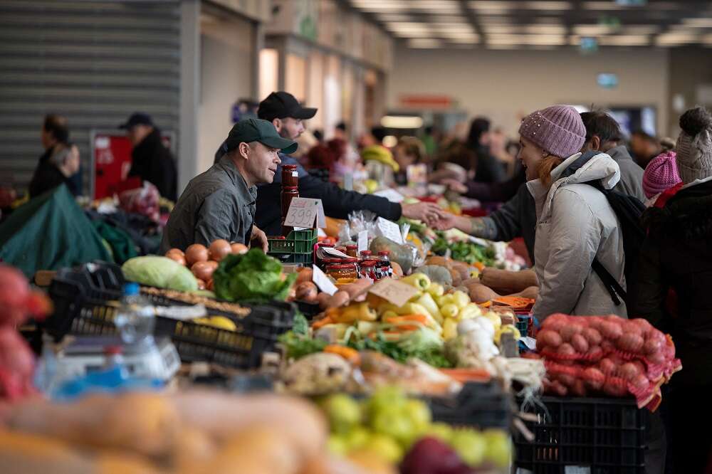 Analysis-East Europeans count their pennies for Christmas as food costs soar