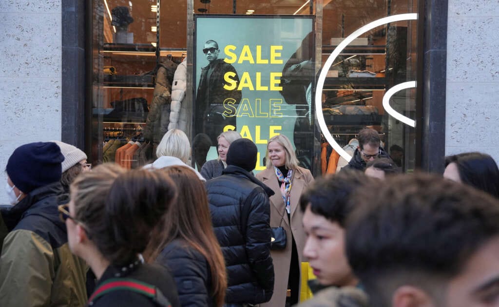 UK&#8217;s December shopper numbers defy inflation and rail strikes hit
