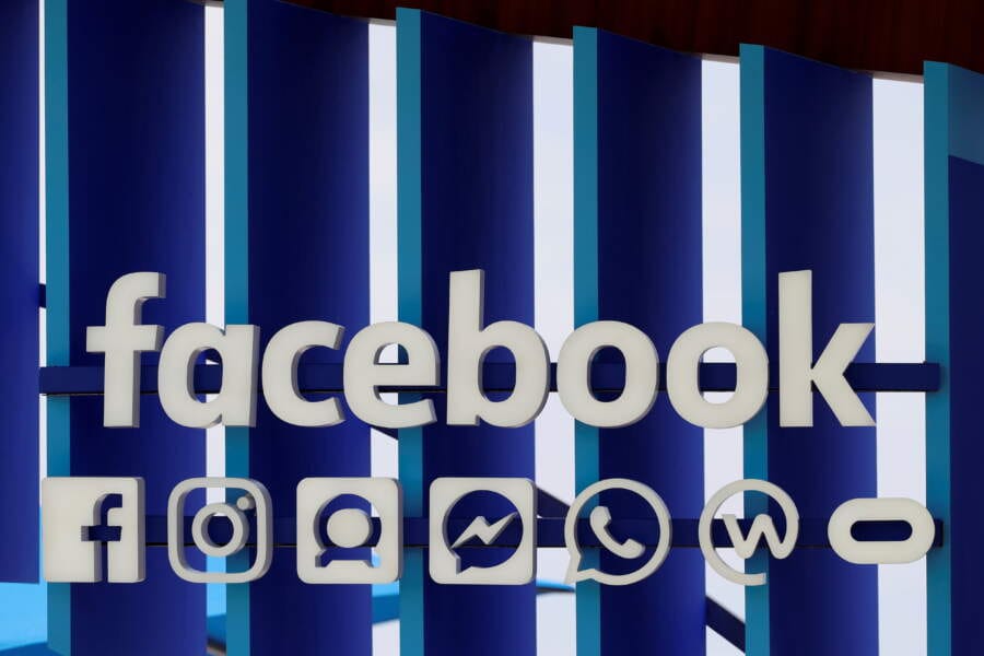 Facebook&#8217;s slowdown warning hangs over strong ad sales, while Zuckerberg talks &#8216;metaverse&#8217;