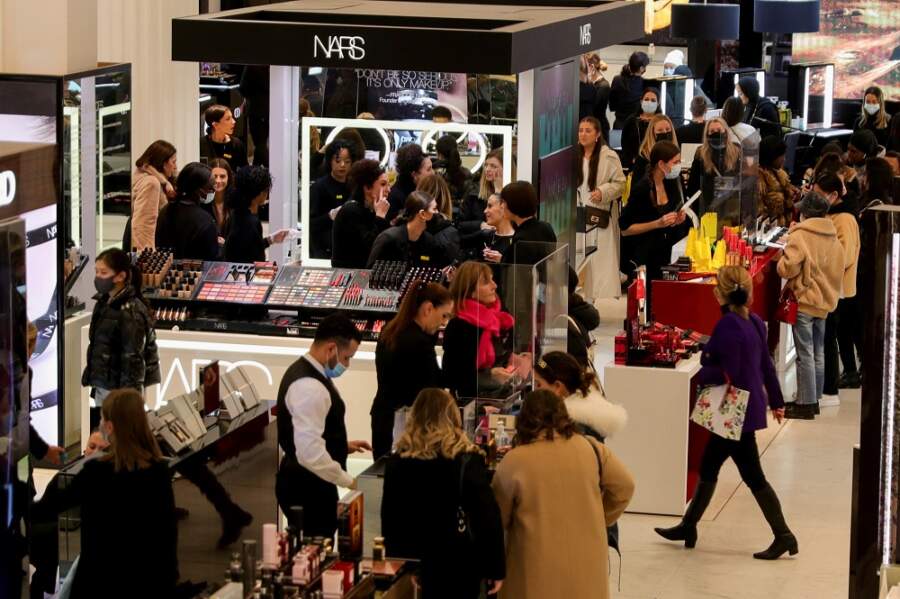 UK retail sales growth slides as Omicron hits &#8211; CBI