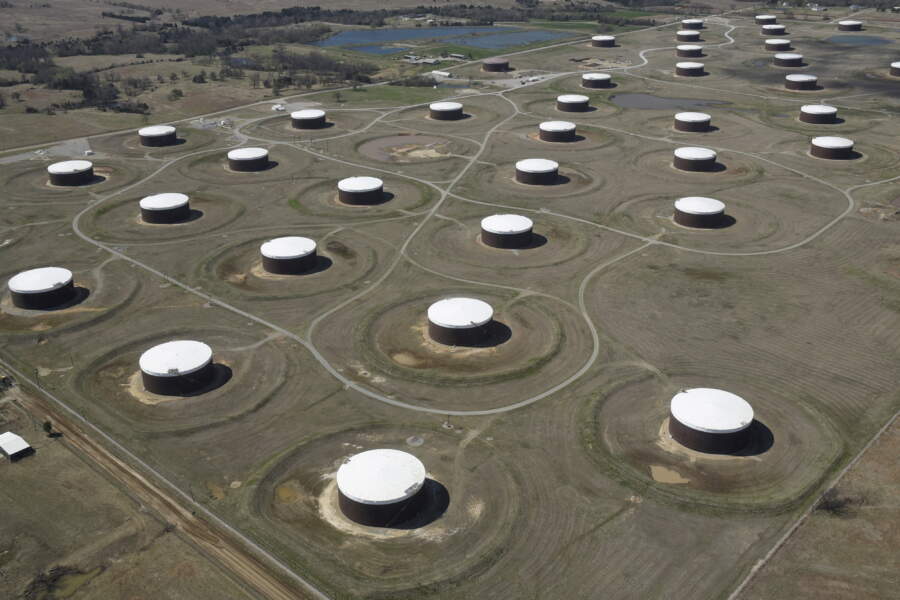 Oil climbs on growing fears of conflict over Ukraine