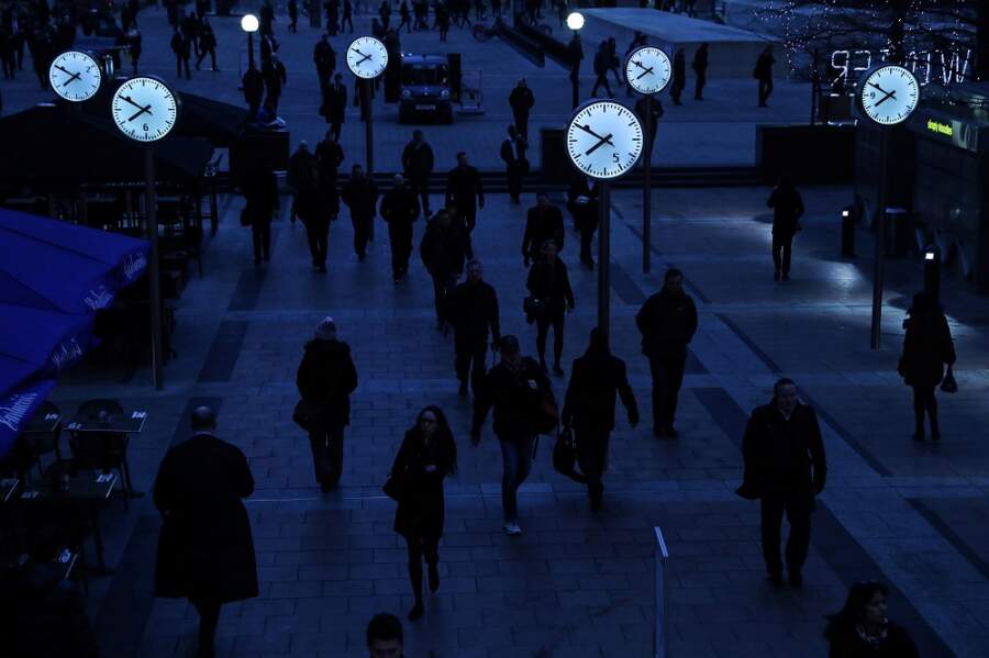 UK&#8217;s hot labour market cools and inflation eats pay