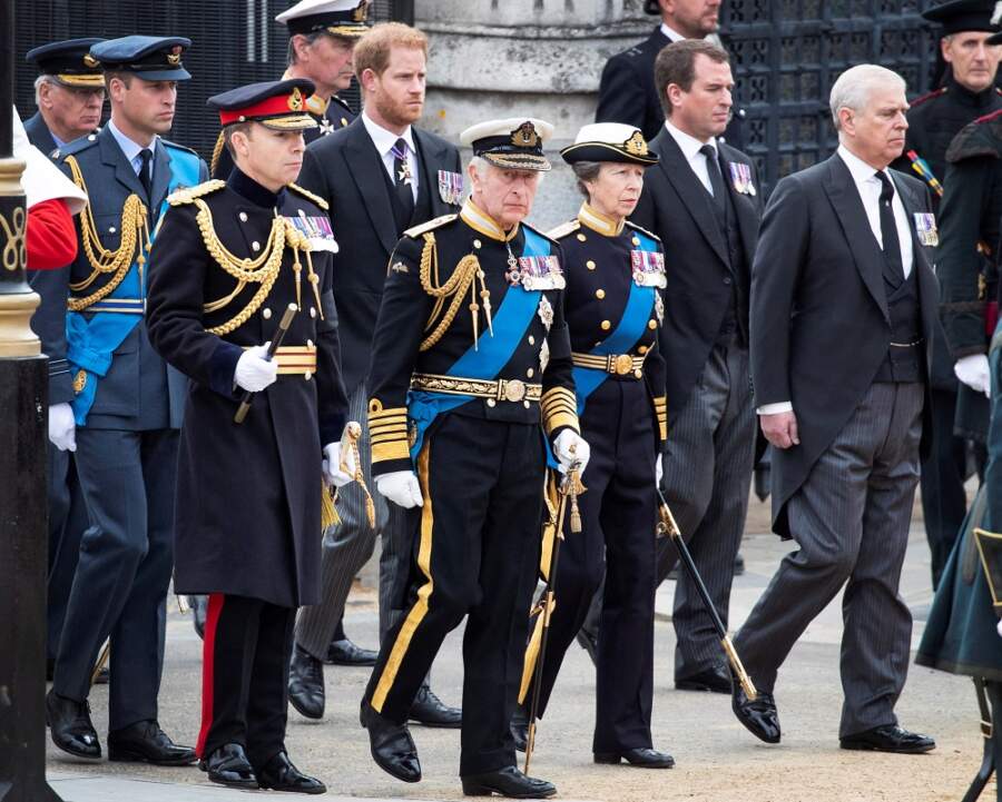 Royals&#8217; grief for queen shows through ceremonial pageantry