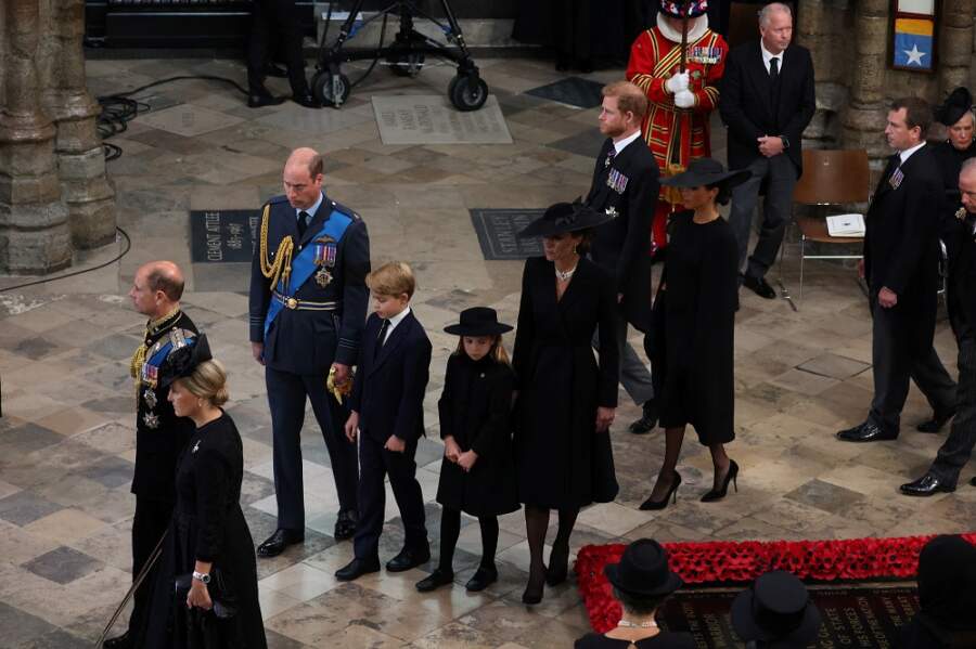 Royals&#8217; grief for queen shows through ceremonial pageantry