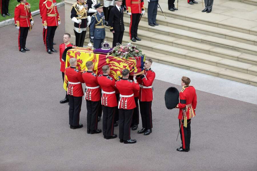 Queen Elizabeth died of &#8216;old age&#8217;, death certificate shows