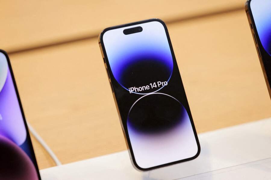 Apple&#8217;s weak iPhone sales drive first profit miss since 2016
