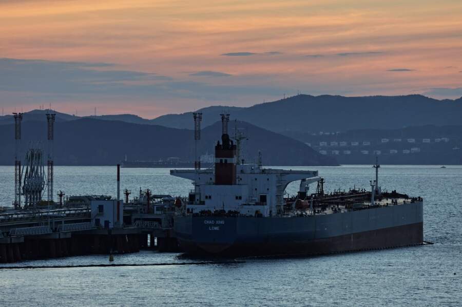 Oil falls as earthquake impact on crude eases, rate hike fears rise