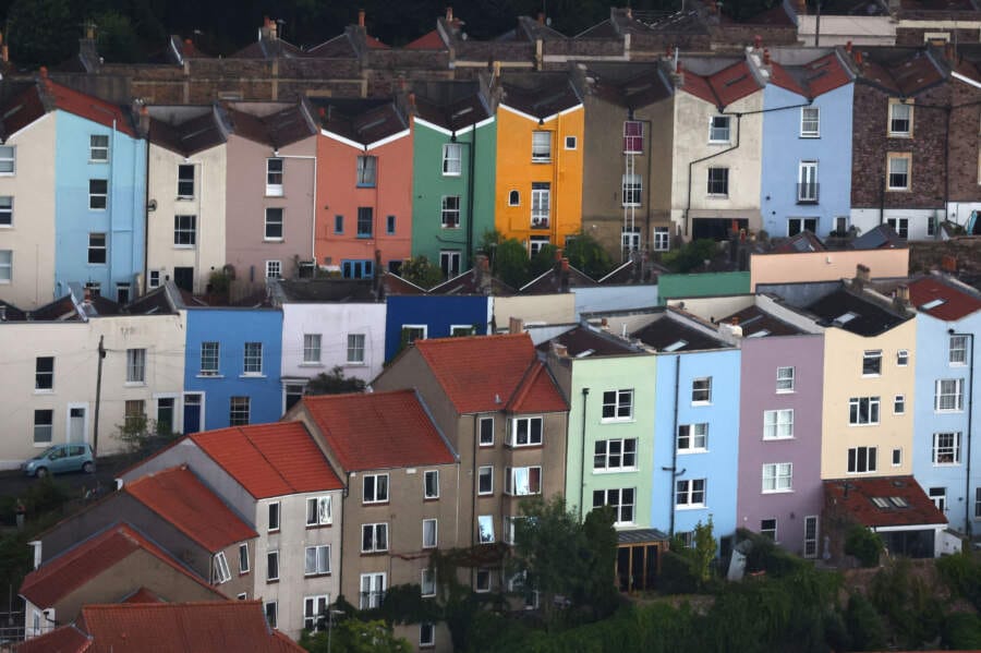 UK house prices rise by least since 2020 and fall in London &#8211; ONS